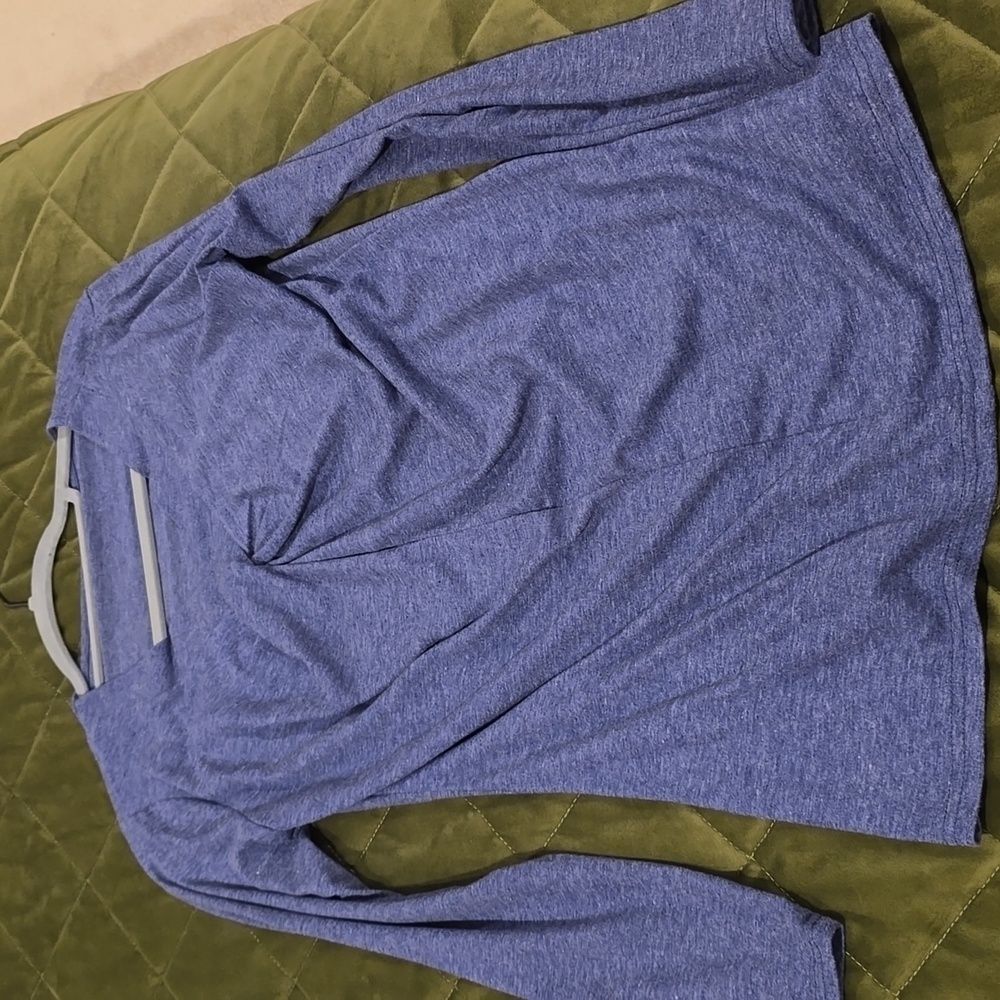 Blue solid color top - Picture 2 of 6